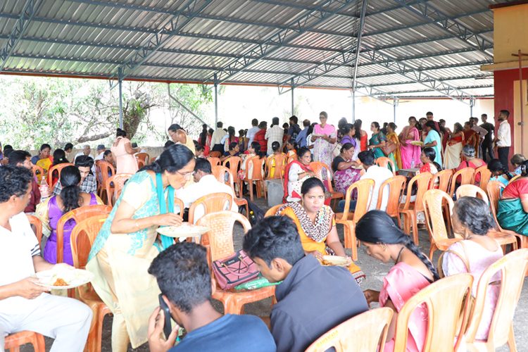 Grace Ministry, Bro Andrew Richard & family helped the poor and needy families on the occasion of New Year Eve by distributing Sarees, Grocery & Food in Mangalore. 